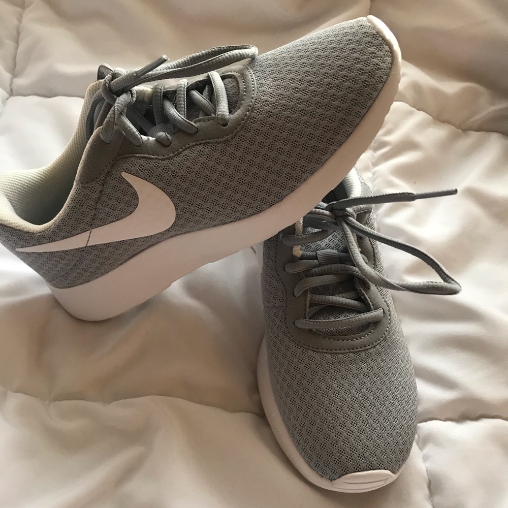 Nike tennis shoes size 6